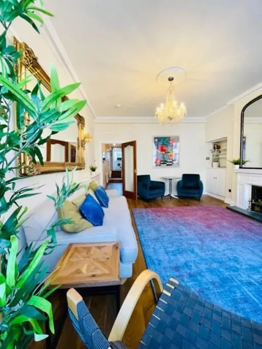Stunning Royal Mile 2 Bedroom Apartment Edinburgh