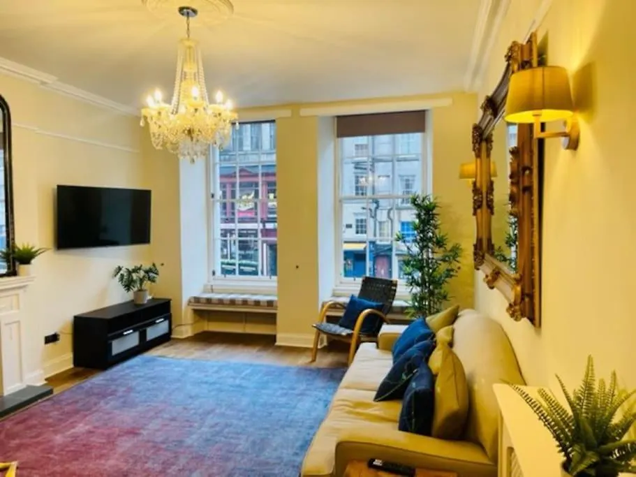 Stunning Royal Mile 2 Bedroom Apartment Edinburgh