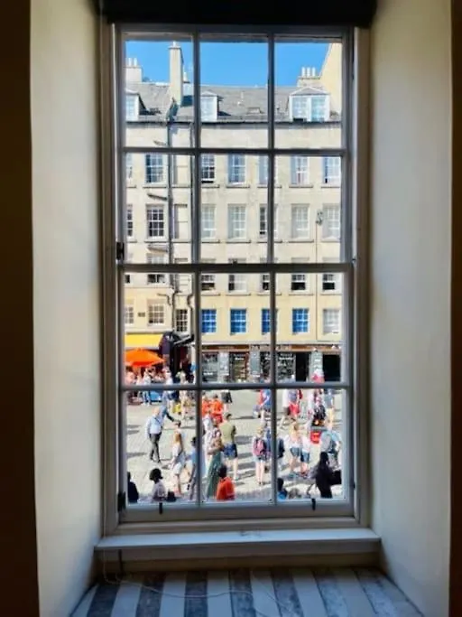 Stunning Royal Mile 2 Bedroom Apartment Edinburgh