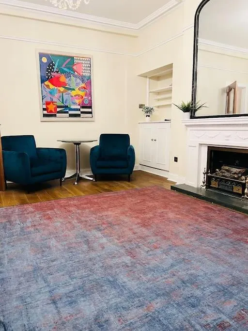 Stunning Royal Mile 2 Bedroom Apartment Edinburgh
