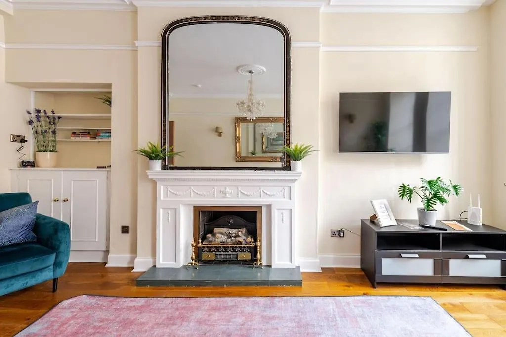 Stunning Royal Mile 2 Bedroom Apartment Edinburgh