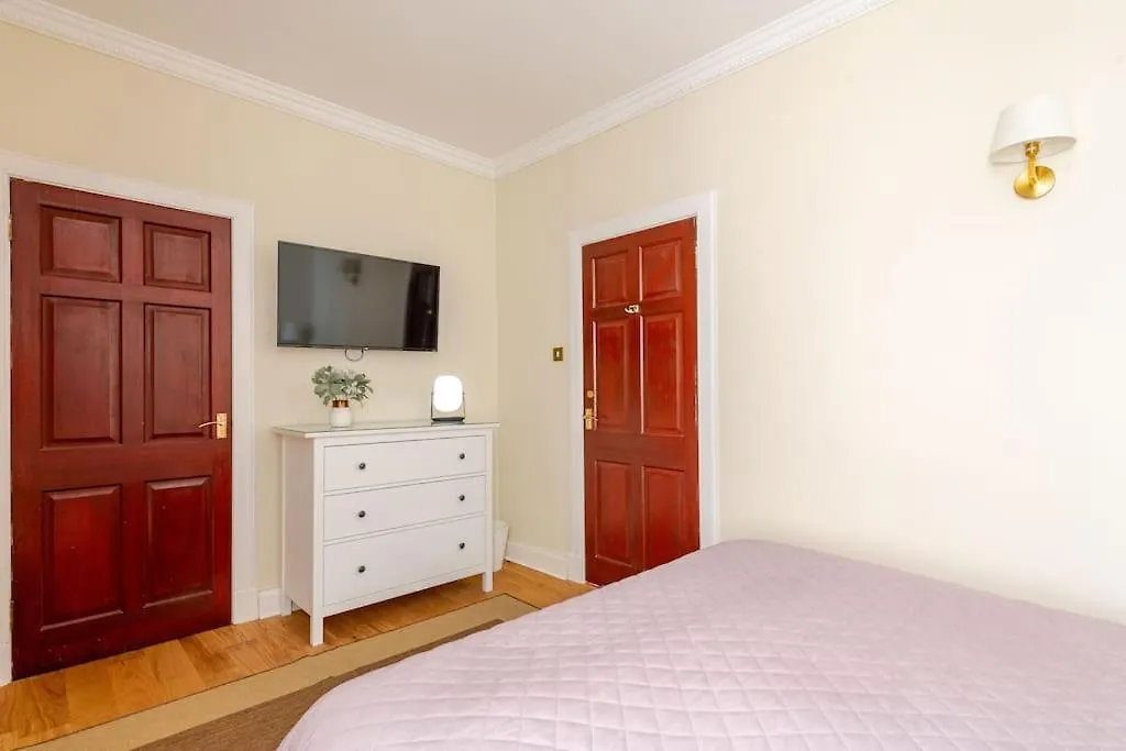 Stunning Royal Mile 2 Bedroom Apartment Edinburgh