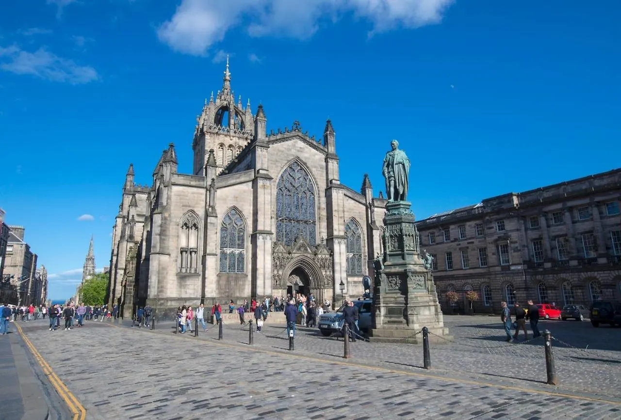 Stunning Royal Mile 2 Bedroom Apartment Edinburgh
