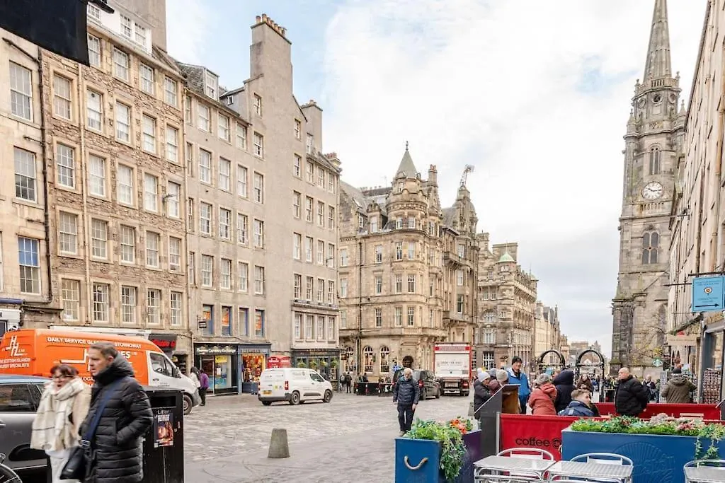 Stunning Royal Mile 2 Bedroom Apartment Edinburgh