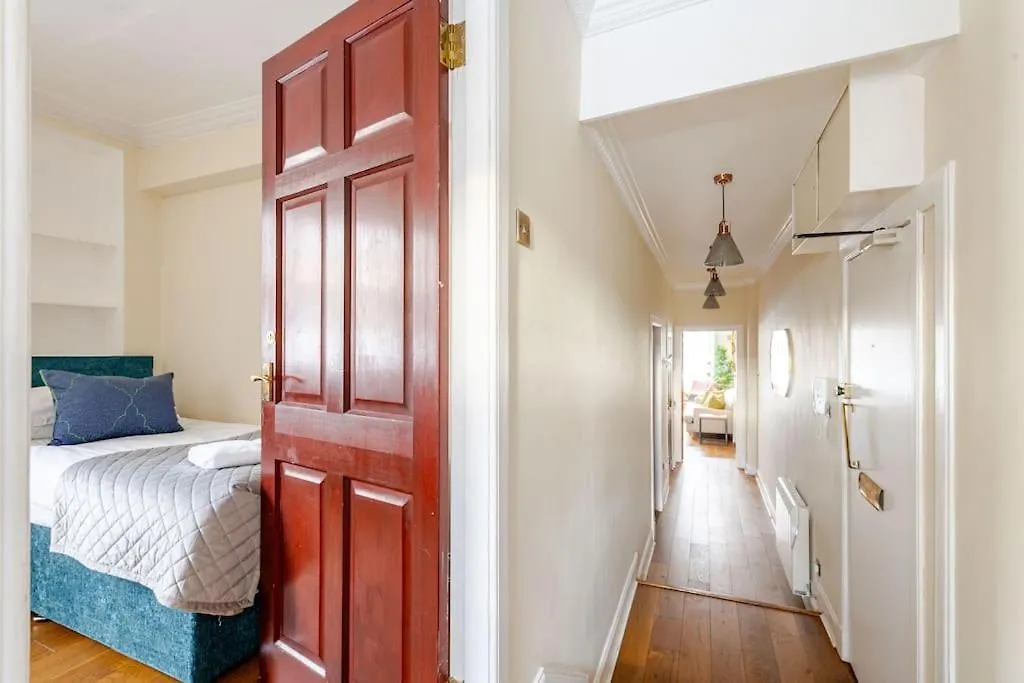 Stunning Royal Mile 2 Bedroom Apartment Edinburgh