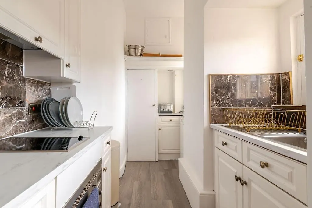 Stunning Royal Mile 2 Bedroom Apartment Edinburgh