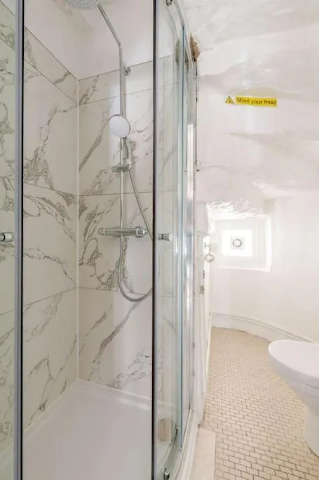 Stunning Royal Mile 2 Bedroom Apartment Edinburgh