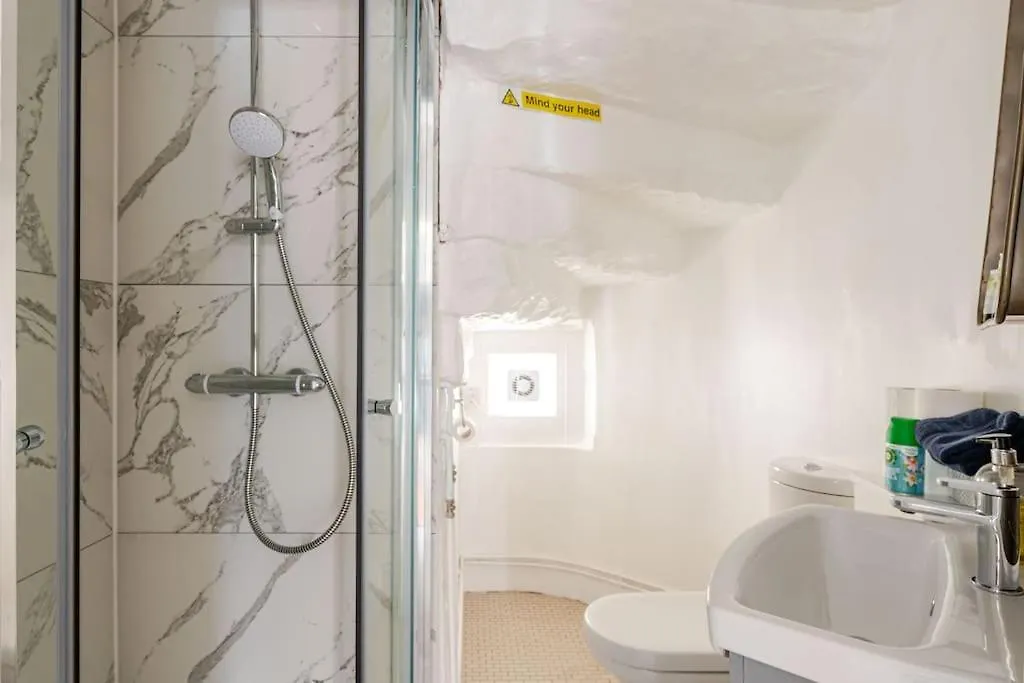 Stunning Royal Mile 2 Bedroom Apartment Edinburgh