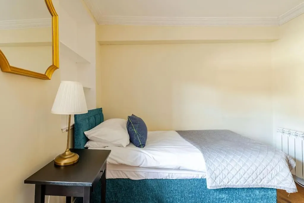 Stunning Royal Mile 2 Bedroom Apartment Edinburgh