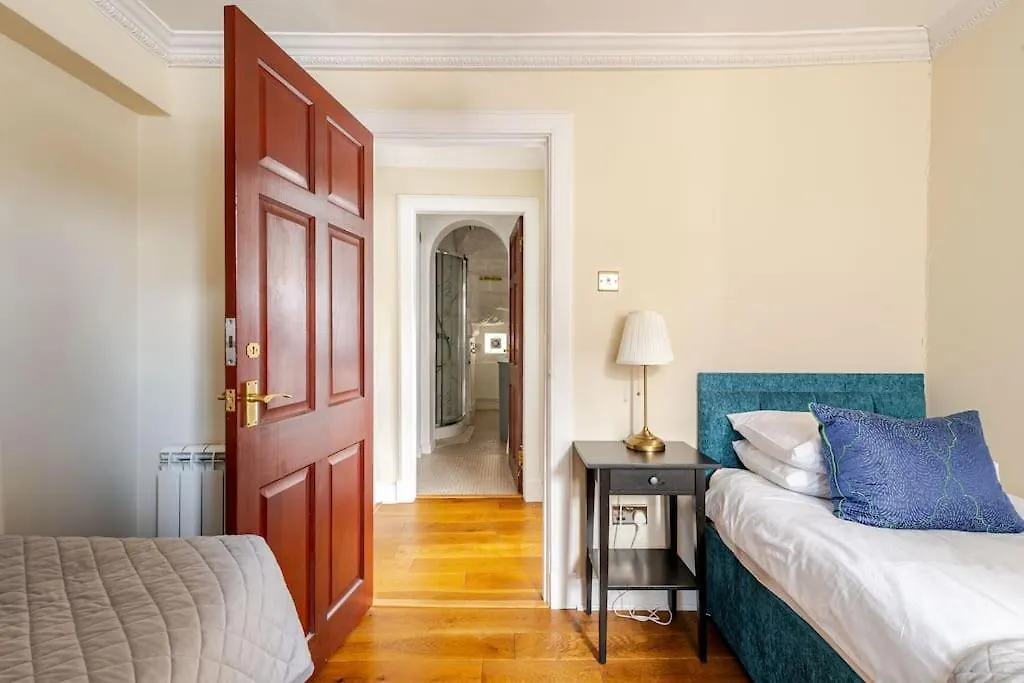 Stunning Royal Mile 2 Bedroom Apartment Edinburgh
