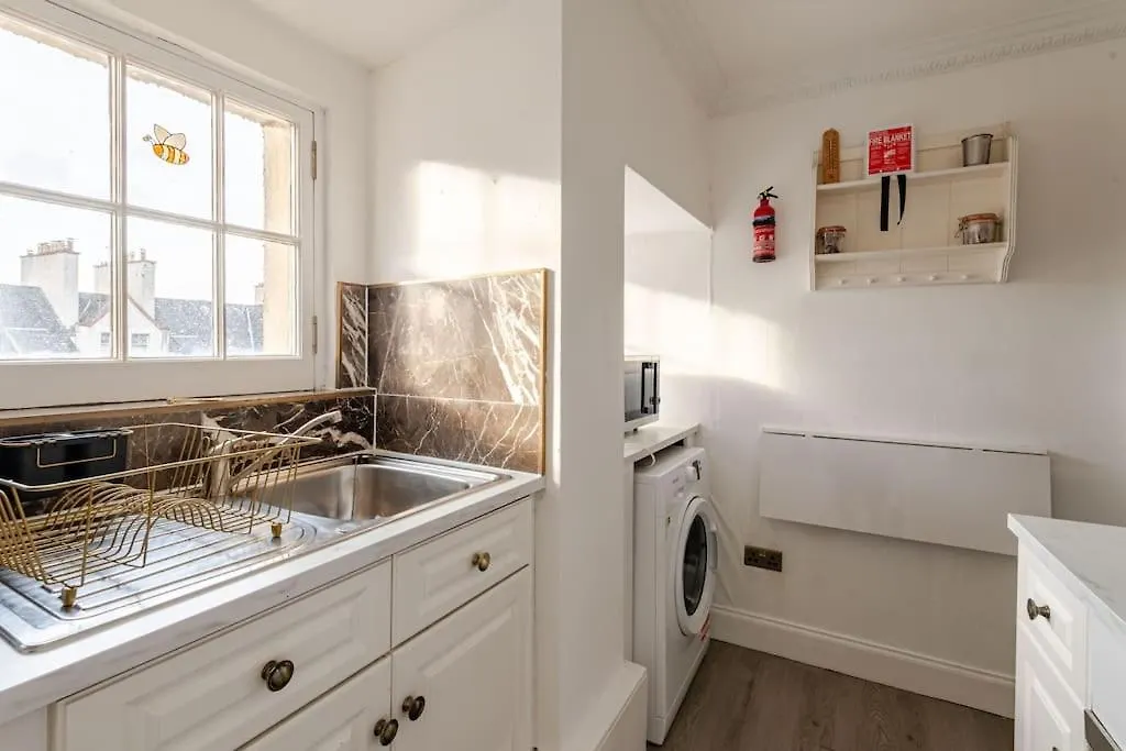 Stunning Royal Mile 2 Bedroom Apartment Edinburgh