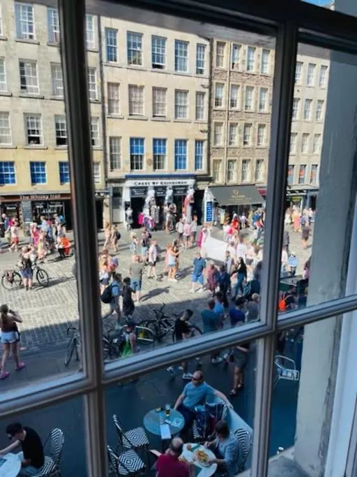 Stunning Royal Mile 2 Bedroom Apartment Edinburgh