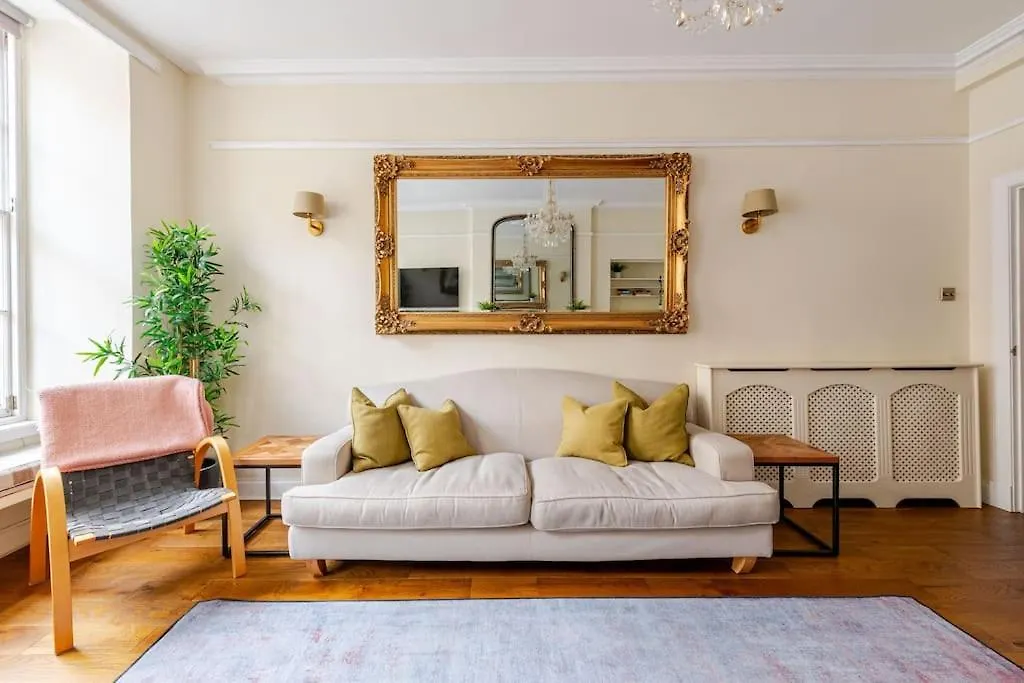 Stunning Royal Mile 2 Bedroom Apartment Edinburgh 0*,