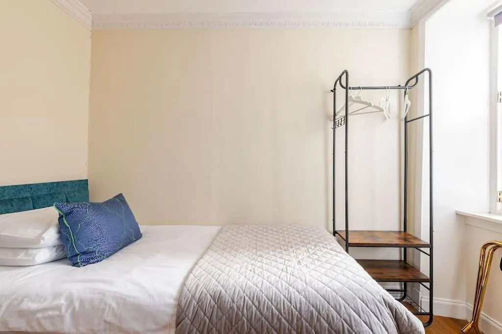 Stunning Royal Mile 2 Bedroom Apartment Edinburgh