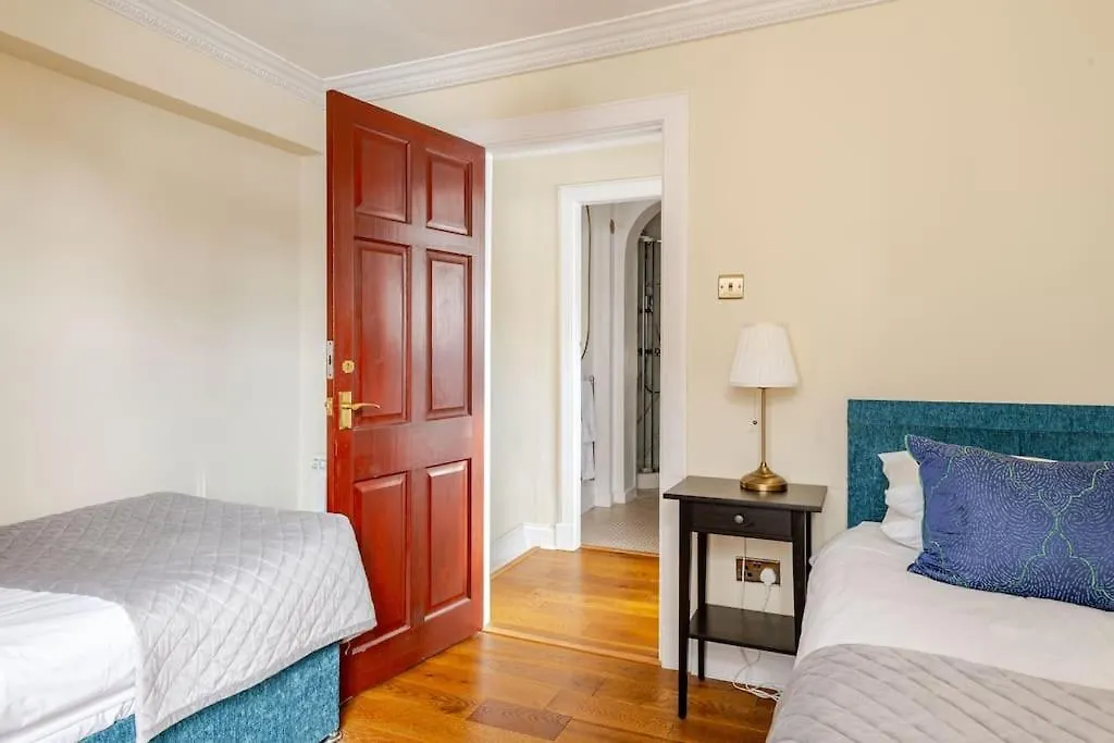 Stunning Royal Mile 2 Bedroom Apartment Edinburgh