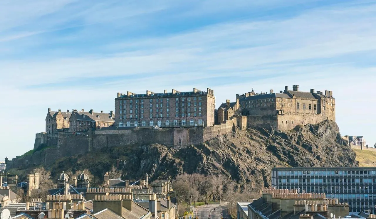 Stunning Royal Mile 2 Bedroom Apartment Edinburgh