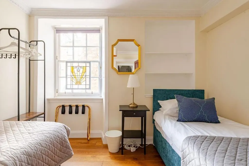 Stunning Royal Mile 2 Bedroom Apartment Edinburgh