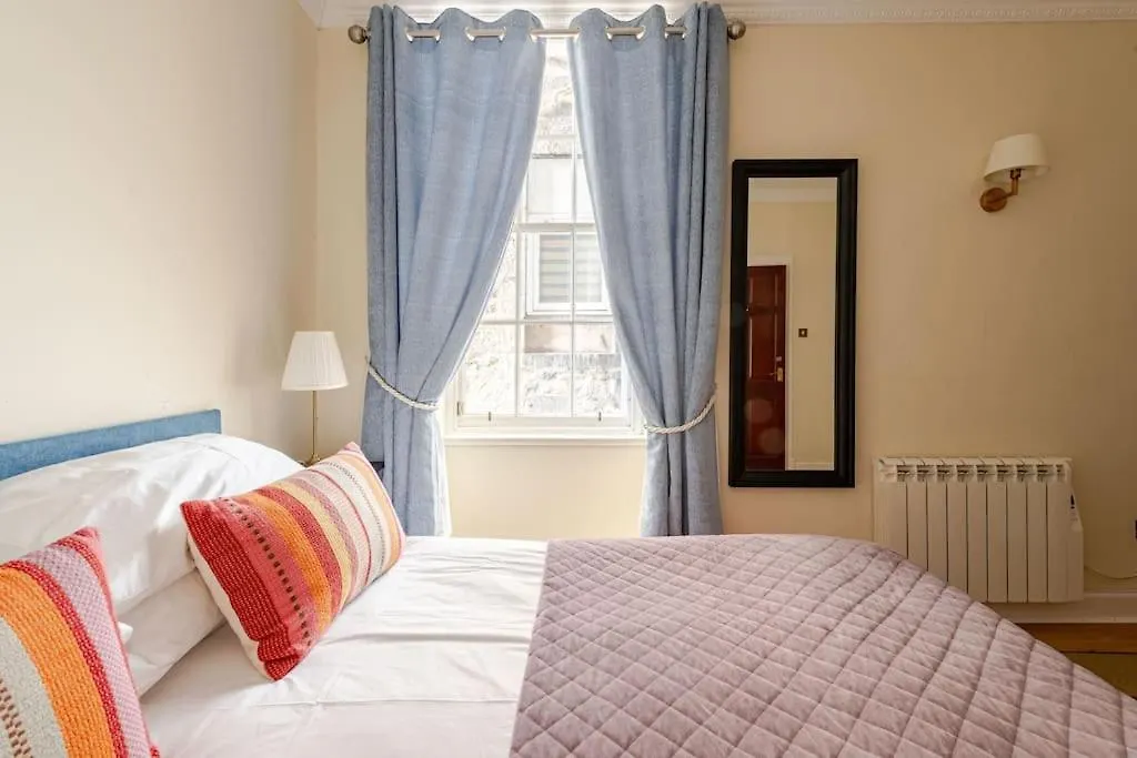 Stunning Royal Mile 2 Bedroom Apartment Edinburgh